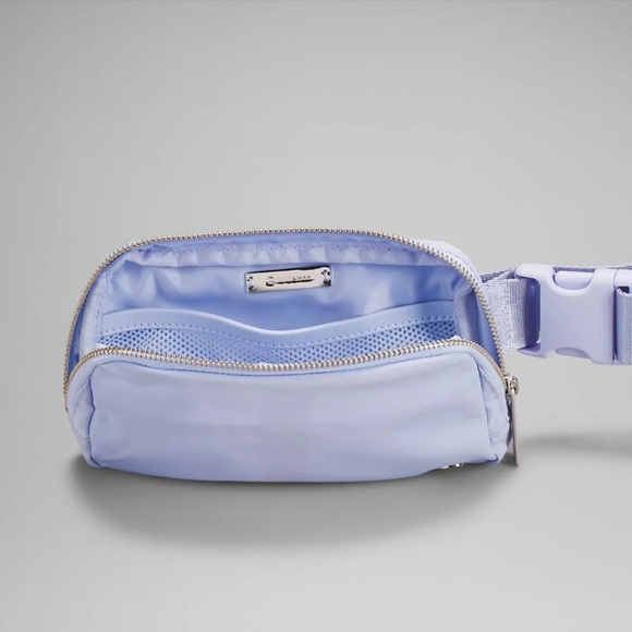 🍋 Lululemon Everywhere Belt Bag  Pastel Blue OUT OF STOCK COLOR TikTok Famous - Picture 4 of 14